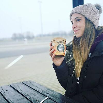 Na zdjęciu znajduje się kobieta trzymająca kubek innej bajki