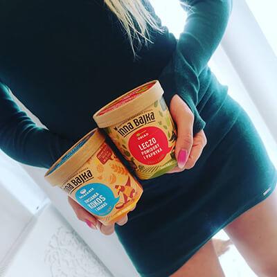 Na zdjęciu znajduje się kobieta trzymająca kubek innej bajki