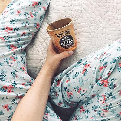 Na zdjęciu znajduje się kobieta trzymająca kubek innej bajki