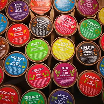 Na zdjęciu znajduje się kobieta trzymająca kubek innej bajki