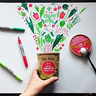 Na zdjęciu znajduje się kobieta trzymająca kubek innej bajki