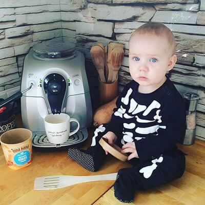 Na zdjęciu znajduje się kobieta trzymająca kubek innej bajki