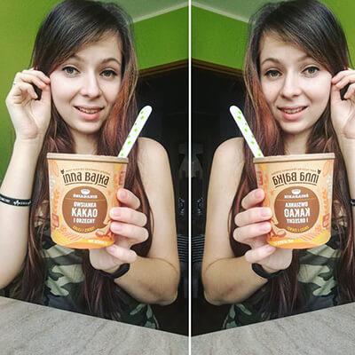 Na zdjęciu znajduje się kobieta trzymająca kubek innej bajki